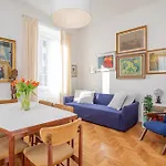 Elegantis Des Artistes Apartment